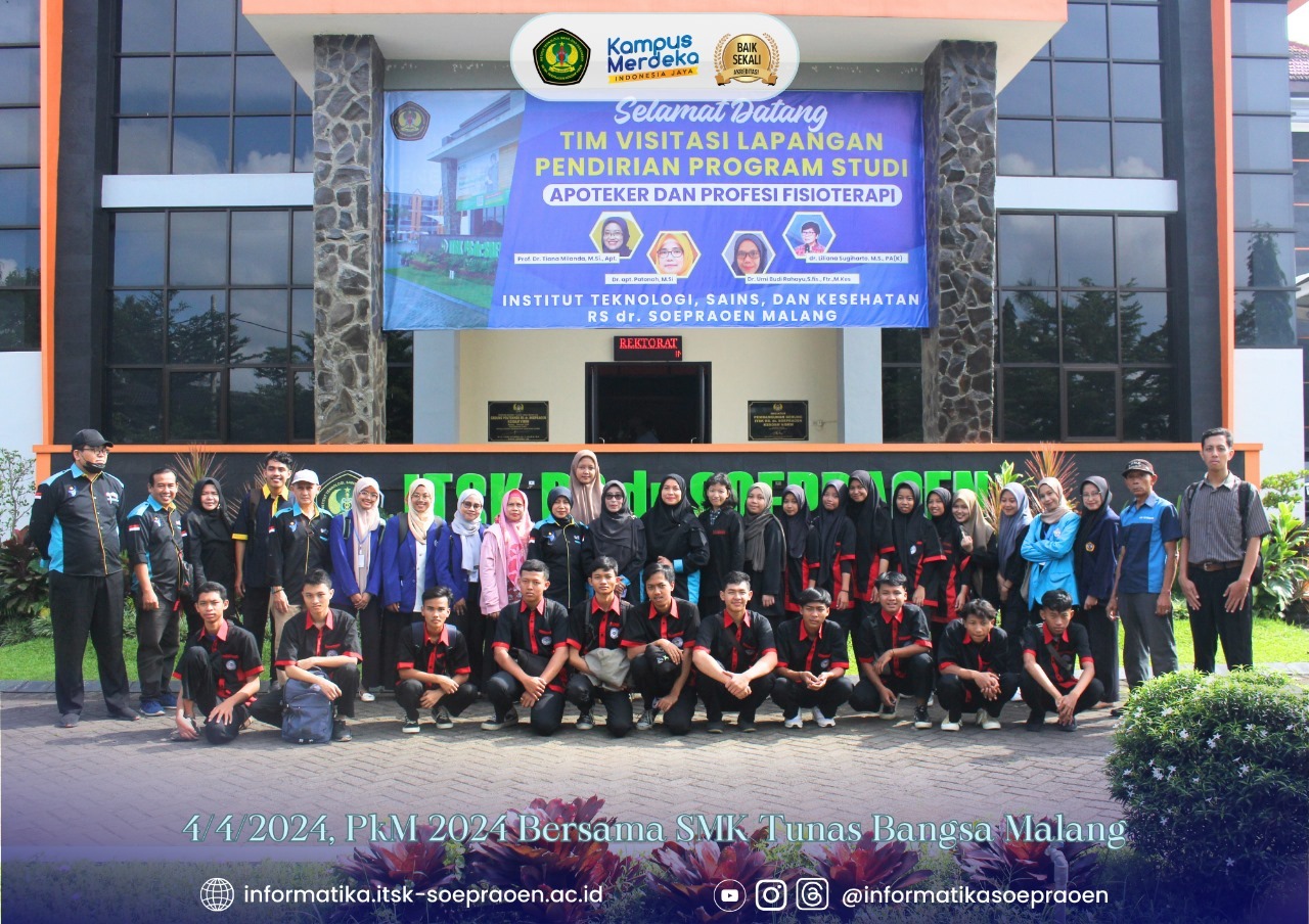 Foto bersama guru dan siswa SMK Tunas Bangsa Malang di halaman depan Gedung Rektorat ITSK Soepraoen.